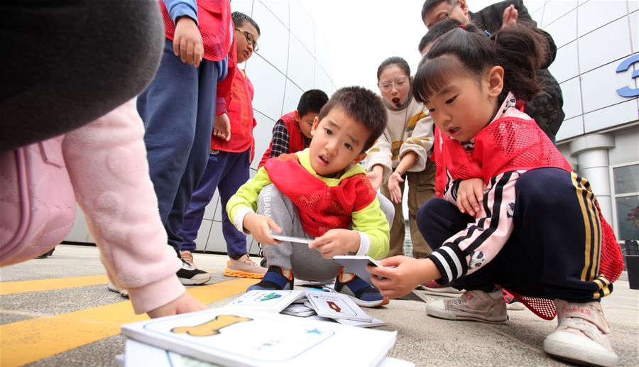 11月1日，孩子们在南京科技馆参与垃圾分类方面的科普项目互动游戏。 当日，《南京市生活垃圾管理条例》正式实施。南京科技馆结合自身科普资源，组织来馆参观的孩子们观看“能源与环保”展区，为他们讲解垃圾分类知识，让孩子们在互动中增强环保意识，从小养成爱护环境的良好习惯。
