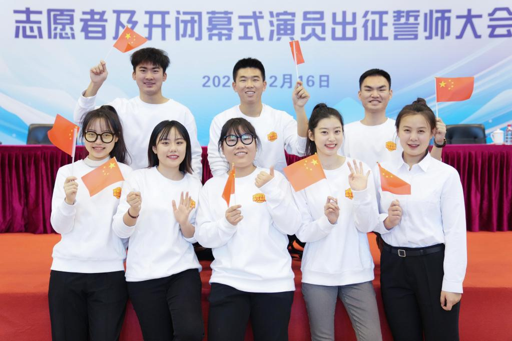 于依鹭（前排左二）在北京体育大学体育馆内与志愿者同学合影。 新华社记者 鞠焕宗 摄