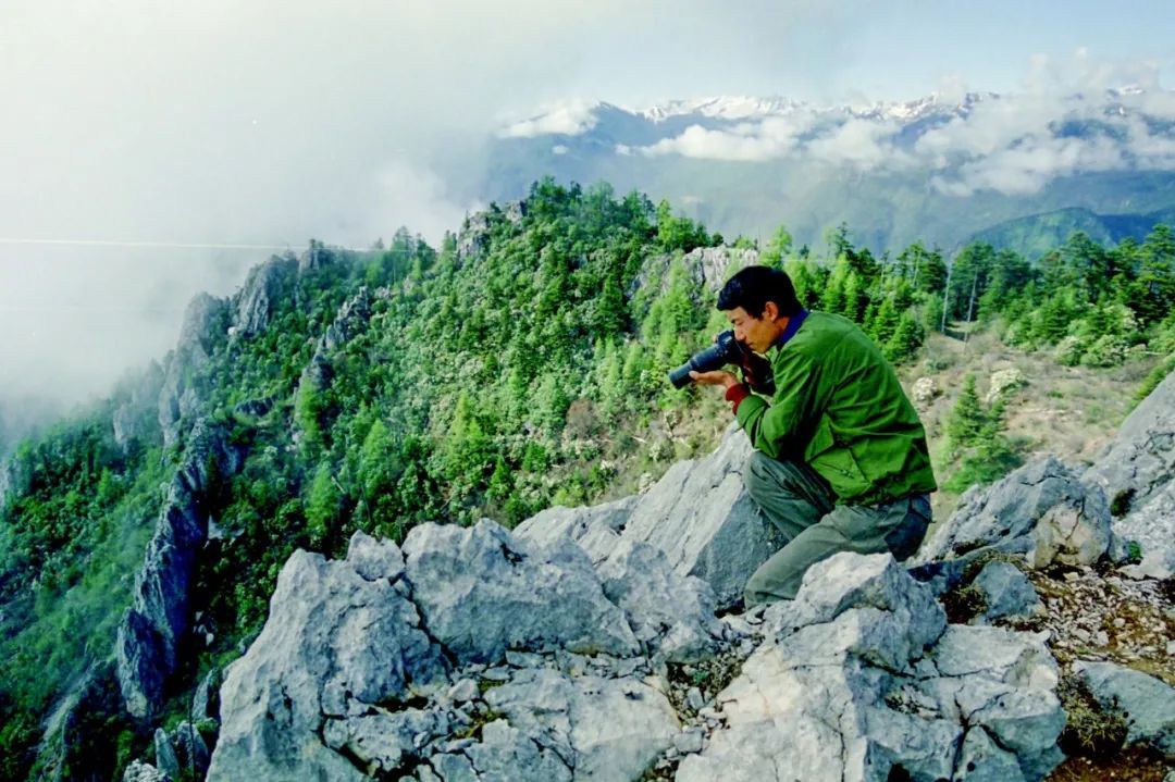 1993年 ，奚志农在云南白马雪山拍摄（首发/《中国摄影》 摄影／奚志农　采访／王江
）