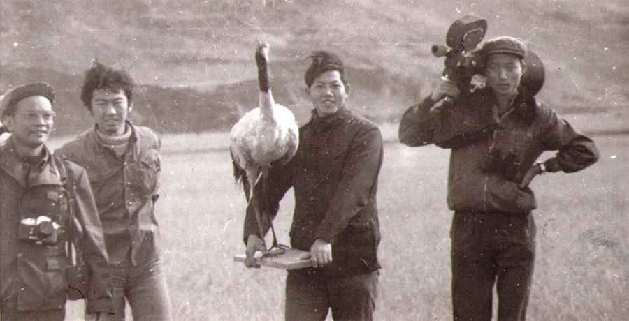 1983年，奚志农（右一）在科教片拍摄现场（首发/《中国摄影》 摄影／奚志农　采访／王江
）