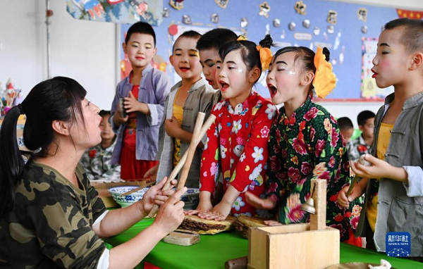 　　5月26日，潼关县城关南新幼儿园老师在教室里向孩子们介绍黄河老腔知识。新华社记者 陶明 摄