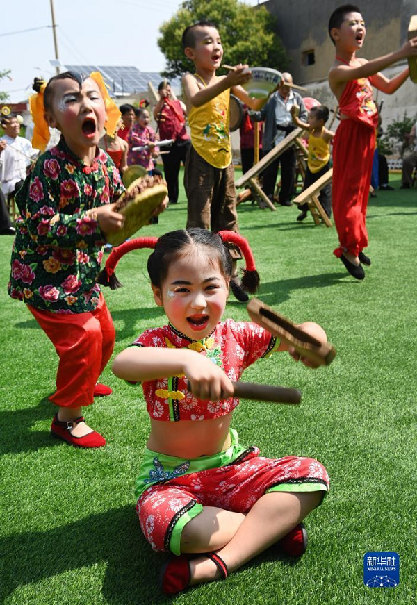 　　5月26日，潼关黄河老腔幼儿团的孩子们在表演黄河老腔。新华社记者 陶明 摄