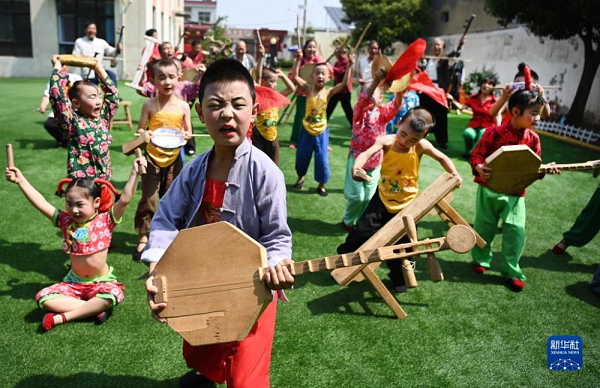 　　5月26日，潼关黄河老腔幼儿团的孩子们在表演黄河老腔。新华社记者 陶明 摄