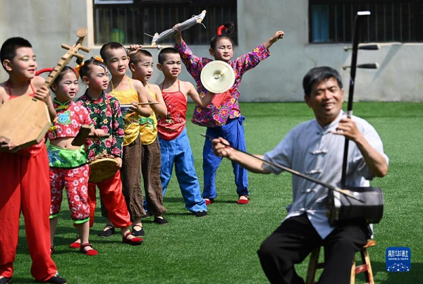 　　5月26日，潼关黄河老腔幼儿团的孩子们在学习黄河老腔艺术技巧。新华社记者 陶明 摄
